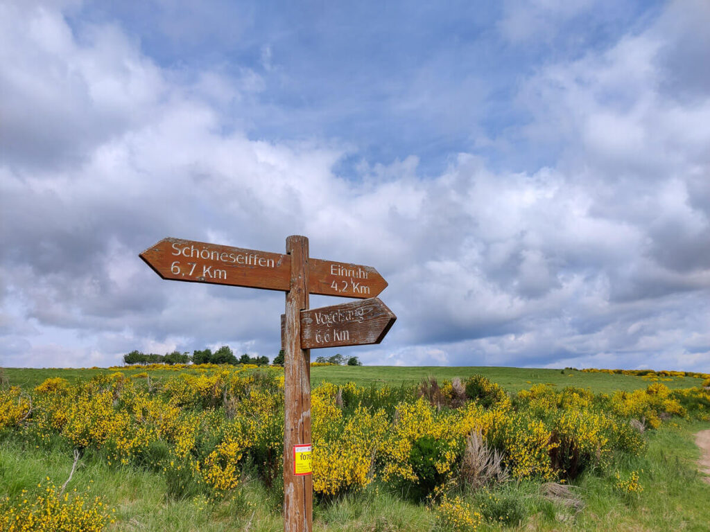 Wegeschild auf der Dreiborner Hochfläche