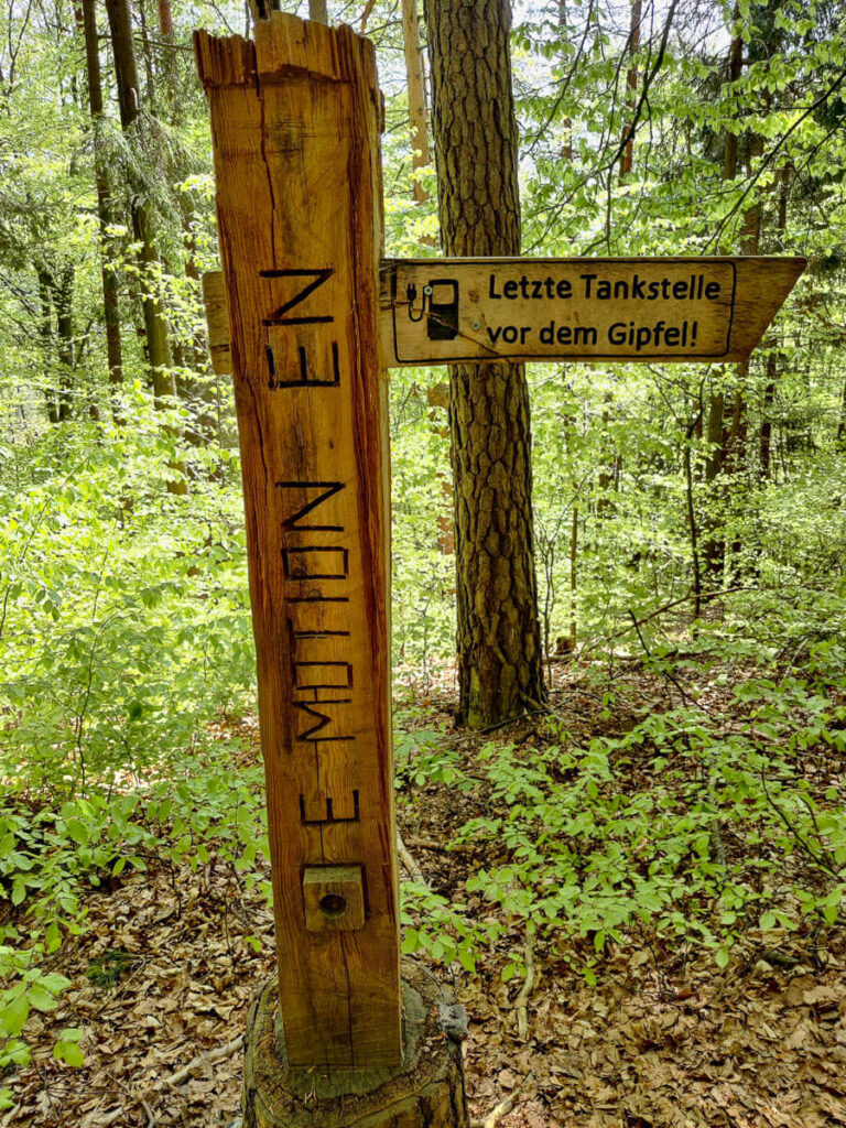 Skulptur aus Holz als letzte Tankstelle vor dem Gipfel