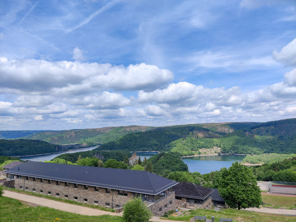 Blick über die ehemaligen Baracken auf See