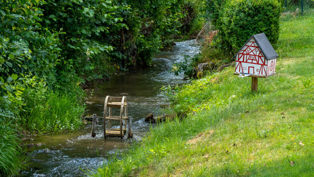 Dekoration am Bach