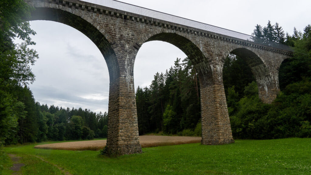 Blick auf die Brücke von unten