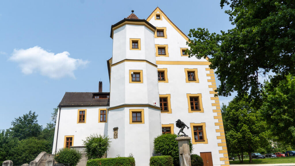 Brunnen und Schloss