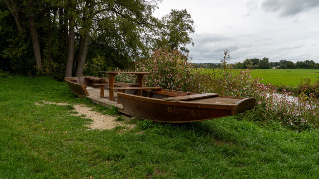 Kunst aus Holz, ein kleines Boot mit Sitzgelegenheit