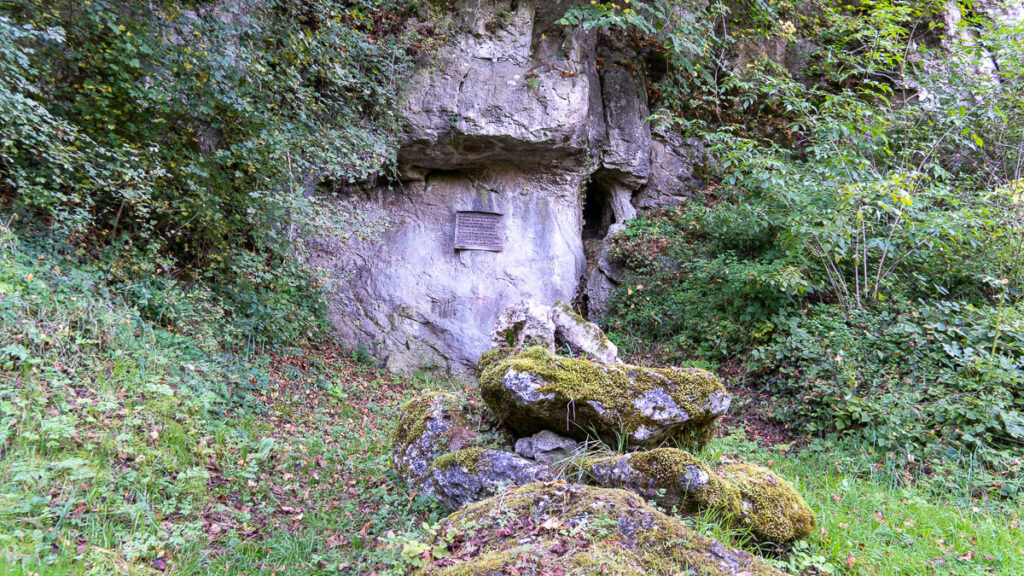 Felsbrocken und Felswand am Vilstalwanderweg