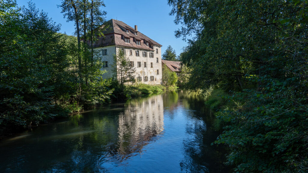 Vils mit Herrensitz, der sich im Wasser spiegelt