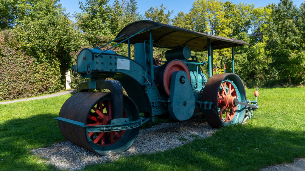 Alte Dampfwalze in Theuern am Vilstalwanderweg