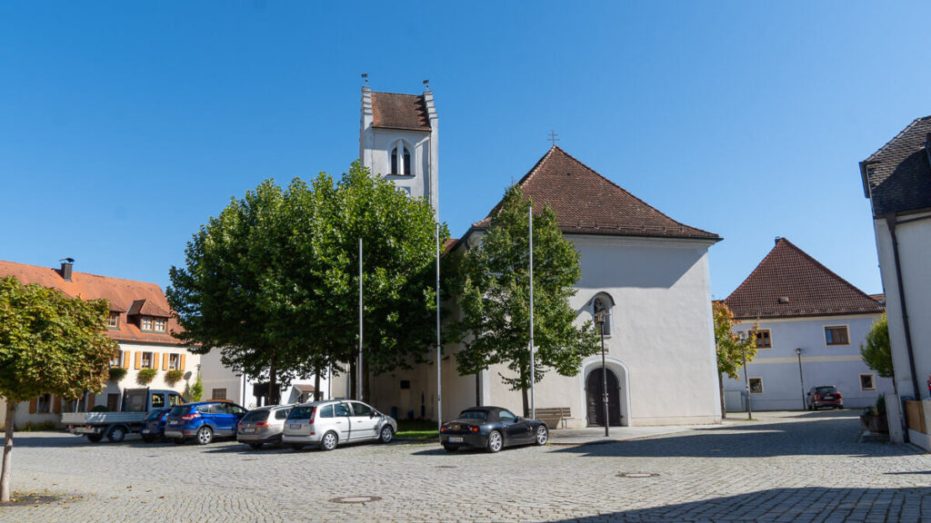 Kirchenansicht im Ort