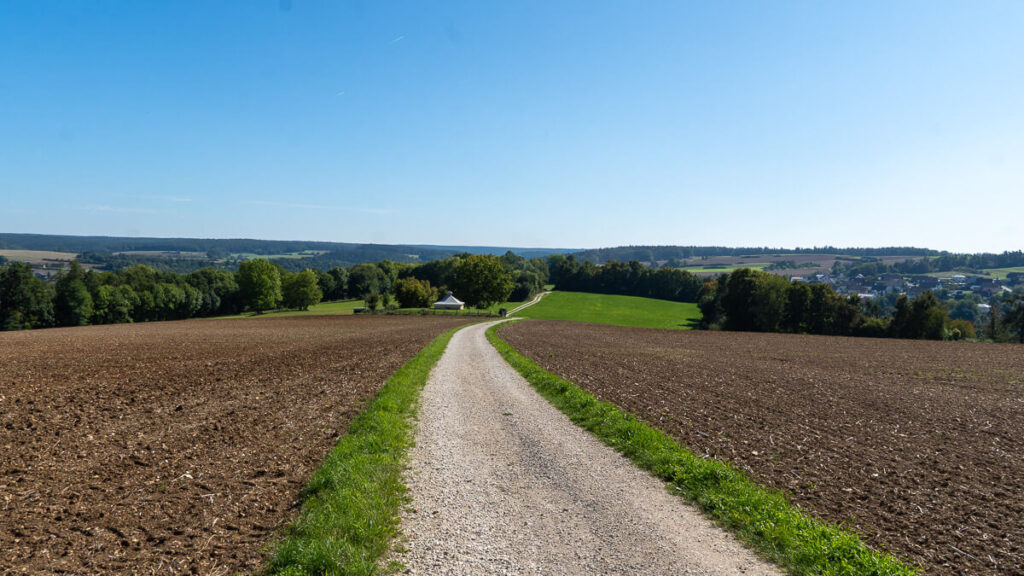 Schotterweg entlang der Hochfläche auf dem Vilstalwanderweg