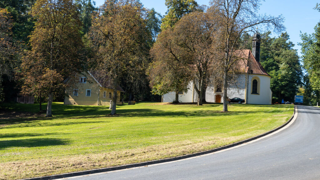 Hinter Bäumen versteckte Kirche