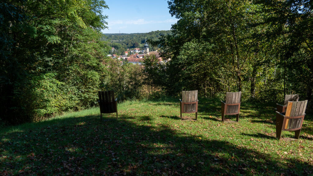 Stühle mit Blick auf Ensdorf