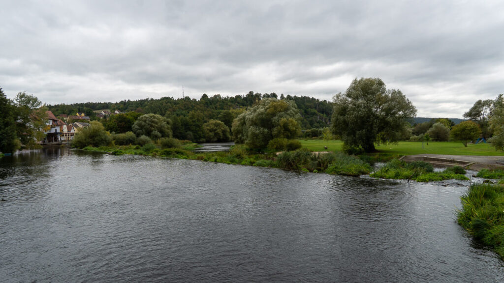 Blick auf den breiten Fluss