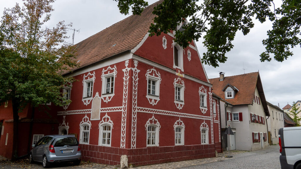 Historisches Haus in rotem Anstrich