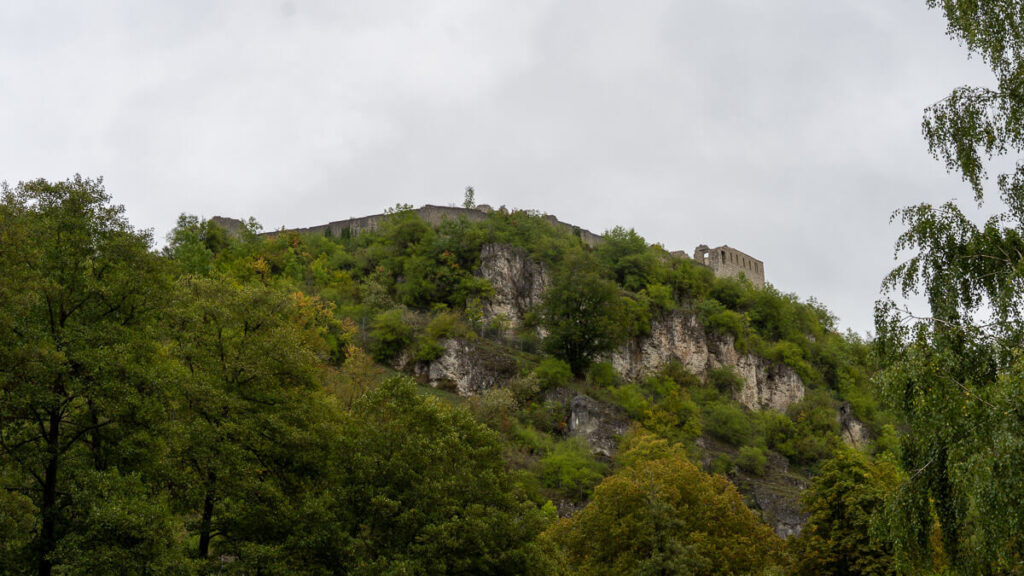Burgmauern thronen auf hohem Fels