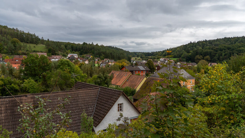 Häuserdächer füllen das Tal