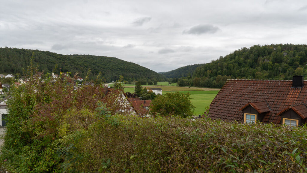 Häuserdächer und Talblick