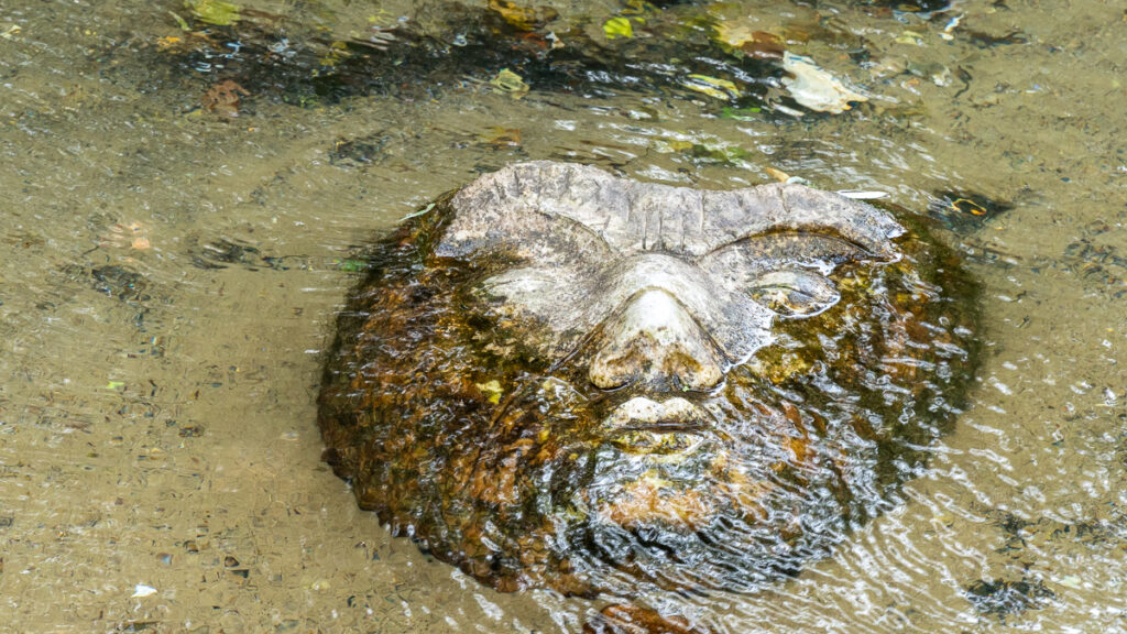 Steinkunst an der Vilsquelle. Beginn des Vilstalwanderweg