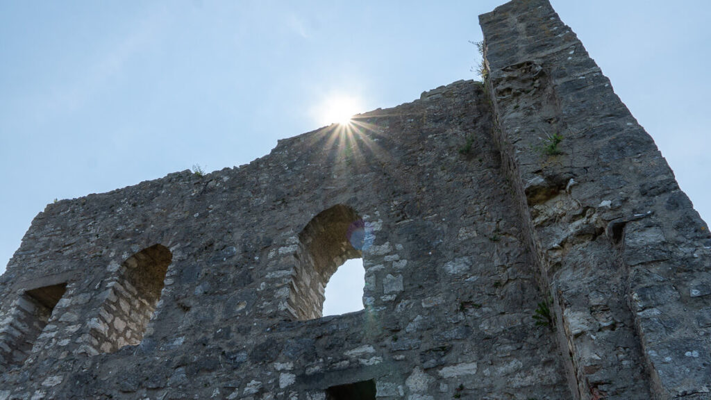 Sonnenstern und Gemäuer der Burgruine bei Neumarkt