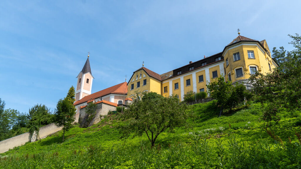 Blick auf Wallfahrtskirche über Neumarkt