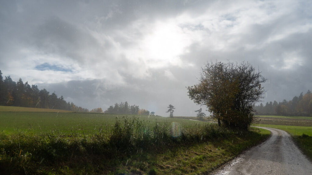 Sonne und Regen im Herbst