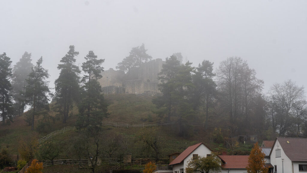 Ruine Lichtenegg auf ihrem Berg von Nebel umgeben.