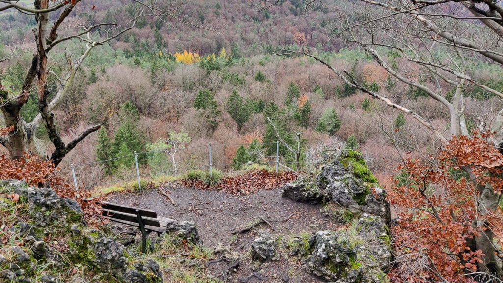Bank zwischen Felsen im Herbst