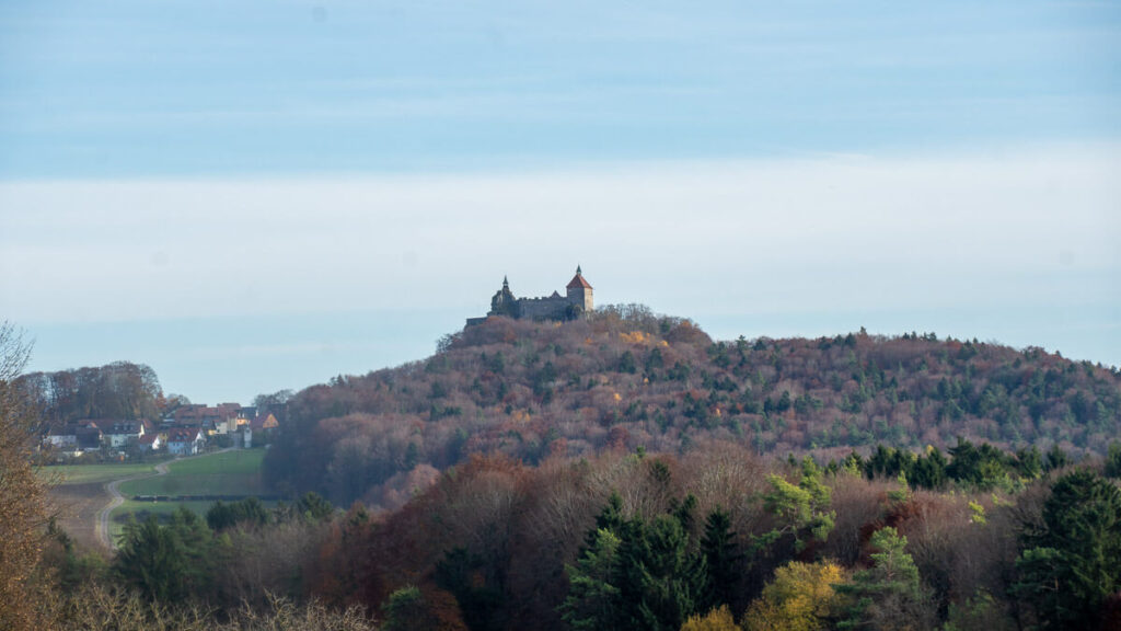 Burg Hohenstein am Horizont, Wegmarke der 1. Etappe am Paul-Pfinzing-Weg