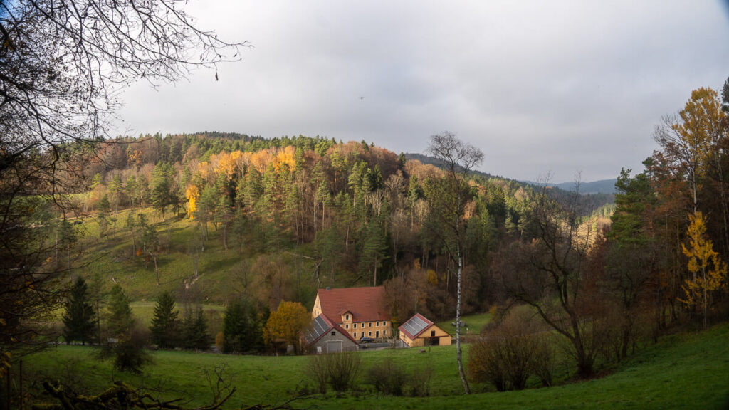Blick ins Tal des Alfelder Bachs, der Waldrücken bereits im Sonnenlicht
