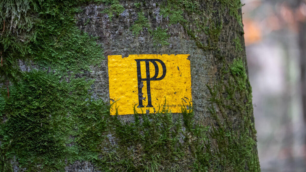 Wegzeichen "PP" des Paul-Pfinzing-Weg