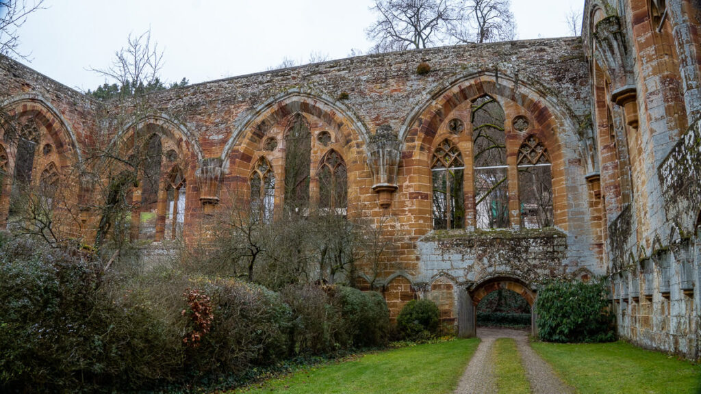 Kirchenruine des ehemaligen Klosters Gnadenberg auf dem Oberpfälzer Jakobsweg