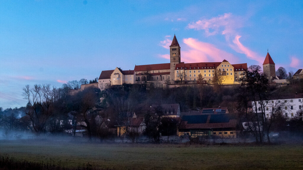 Klosterburg Kastl über dem Tal im Abendlicht auf dem Oberpfälzer Jakobsweg