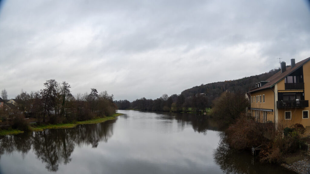 Fluss Naab im Winter aus erhöhter Perspektive betrachtet auf dem Oberpfälzer Jakobsweg