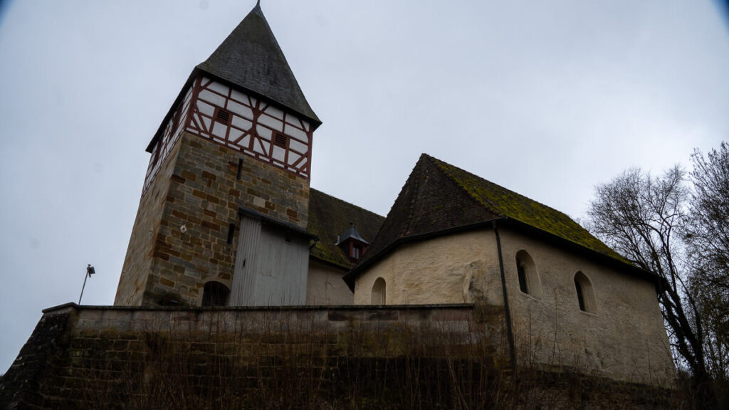 Urkirche Rasch über dem Tal der Schwarzach auf dem Oberpfälzer Jakobsweg