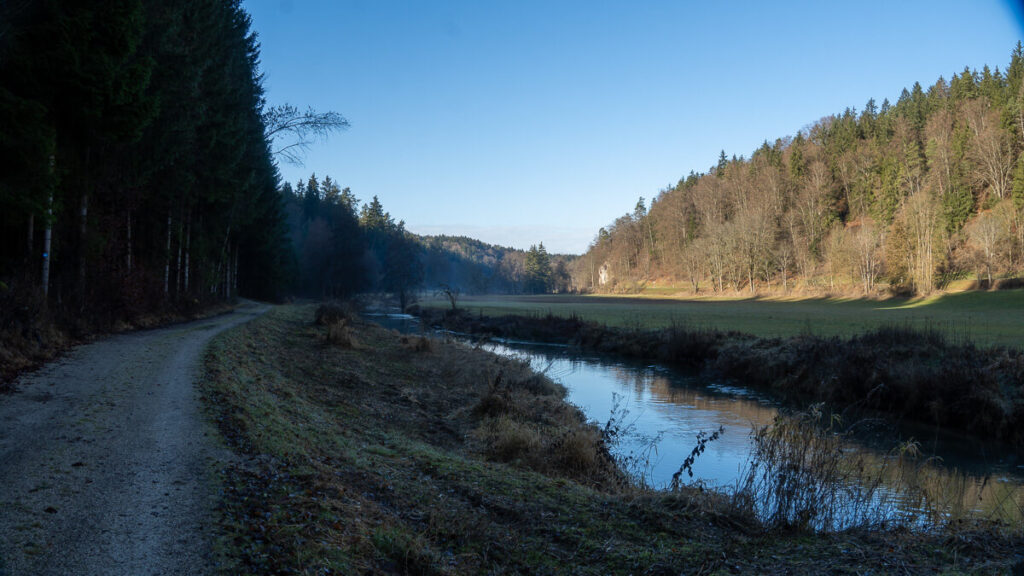 Weg entlang eines Flusses im Winter, parallel zur Wasserlinie, auf dem Oberpfälzer Jakobsweg
