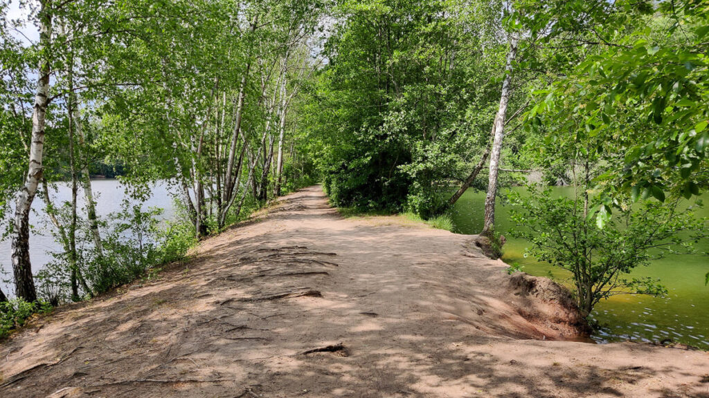 Sandiger Damm zwischen den Seen