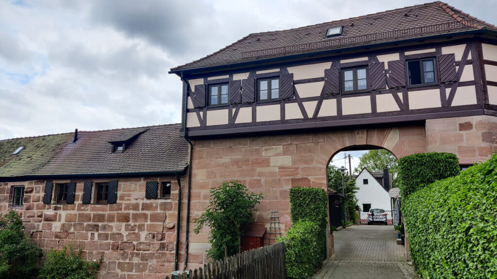 Sandsteingemäuer eines Schlosses