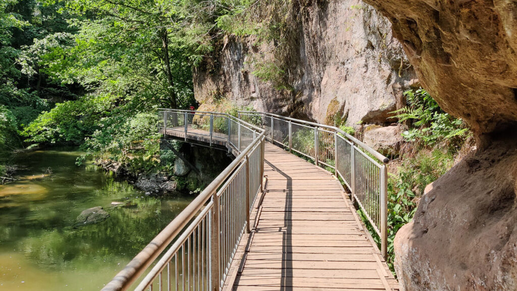 Steg, Felsen und die Schwarzach