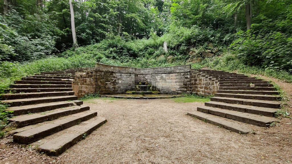 Sophienquelle, Sandsteinbrunnen im Wald