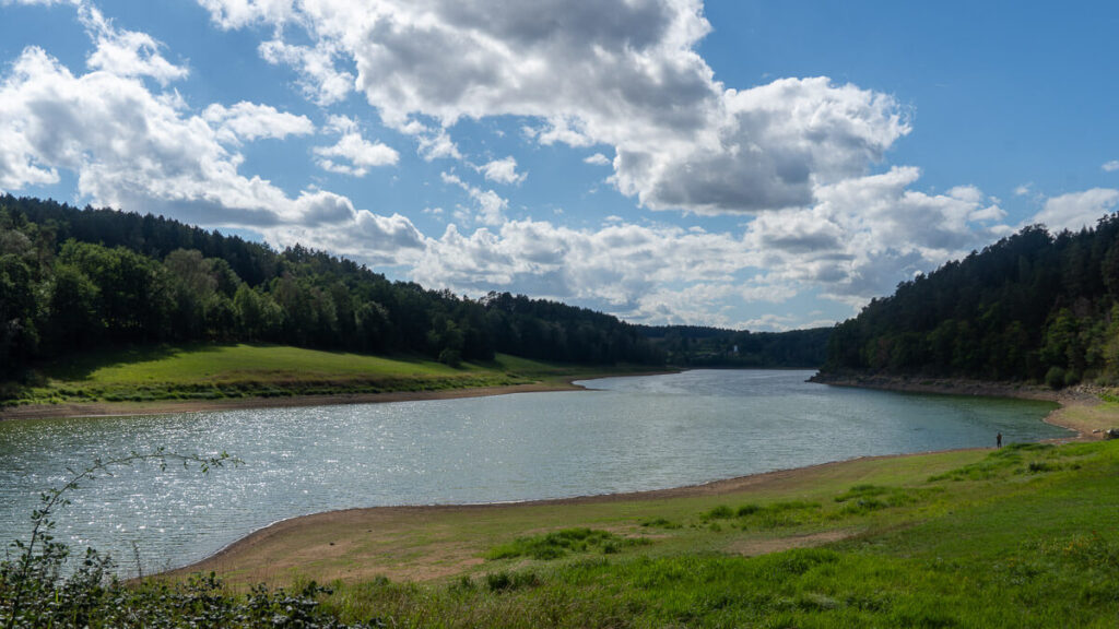 Der Eixendorfer See eingebettet im Oberpfälzer Wald