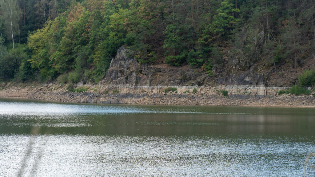 Das Niedrigwasser zeichnet sich an den Felswänden des Eixendorfer Sees ab