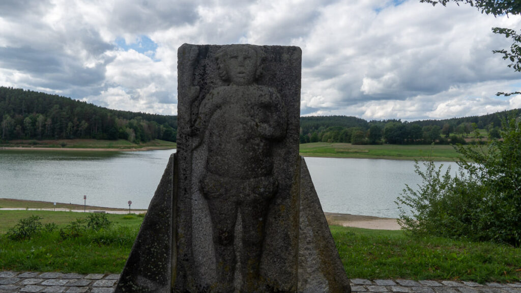 Die Granitfigur des Steinernen Steffels vor dem Eixendorfer See