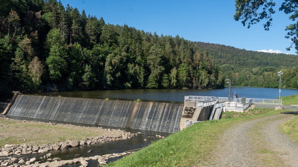 Die Vorsperre am Eixendorfer Seeweg staut oberhalb die Schwarzach auf