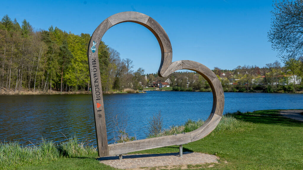 Hölzernes Herz am Hammerweiher